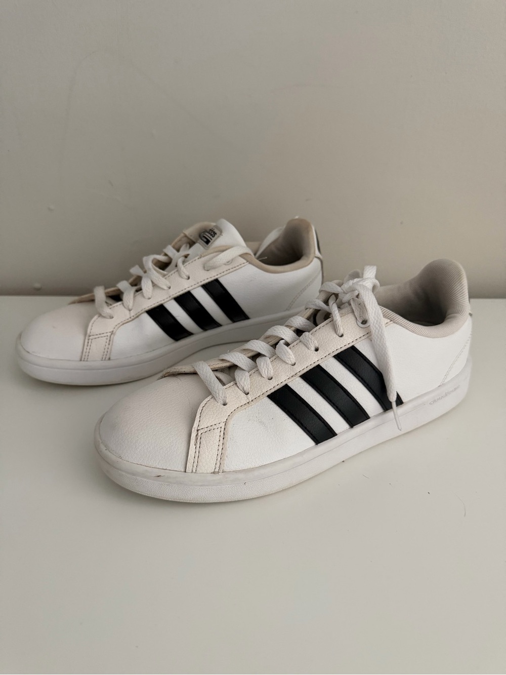 Adidas Grand Court Cloudfoam women’s 9.5 flat zero drop comfort walking sneaker